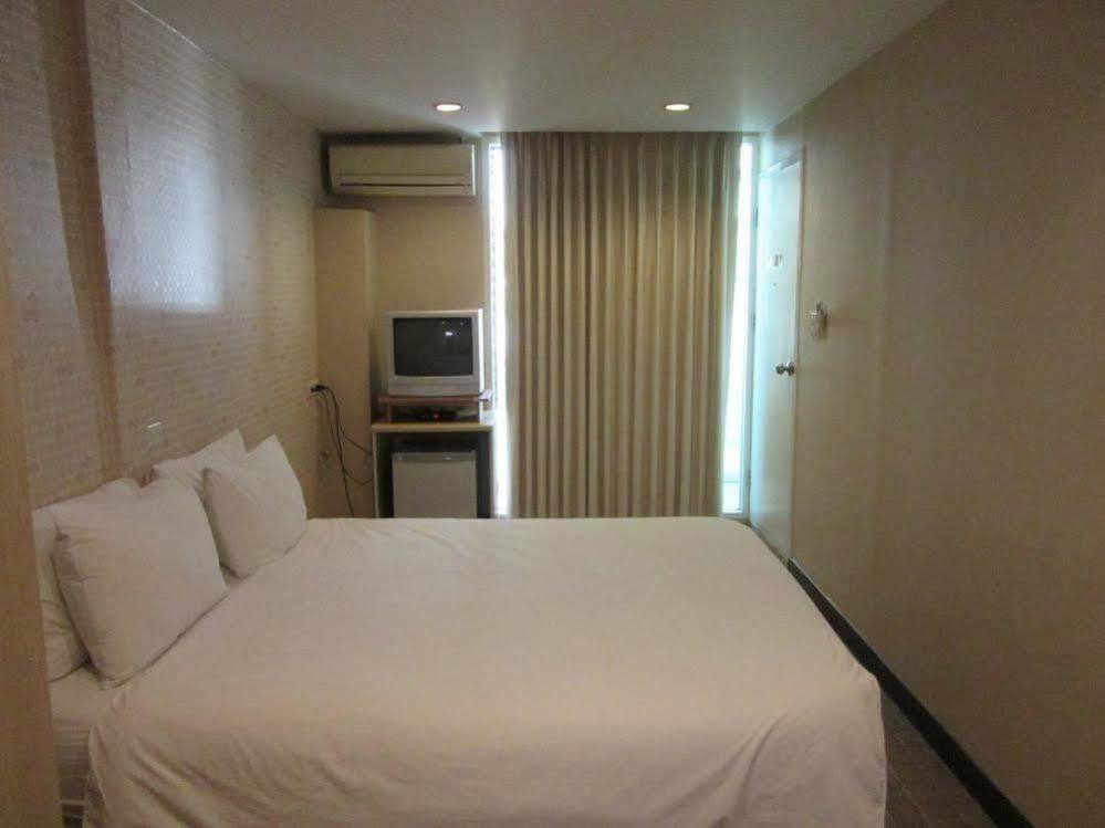 Urban House Hotel Bangkok Ngoại thất bức ảnh