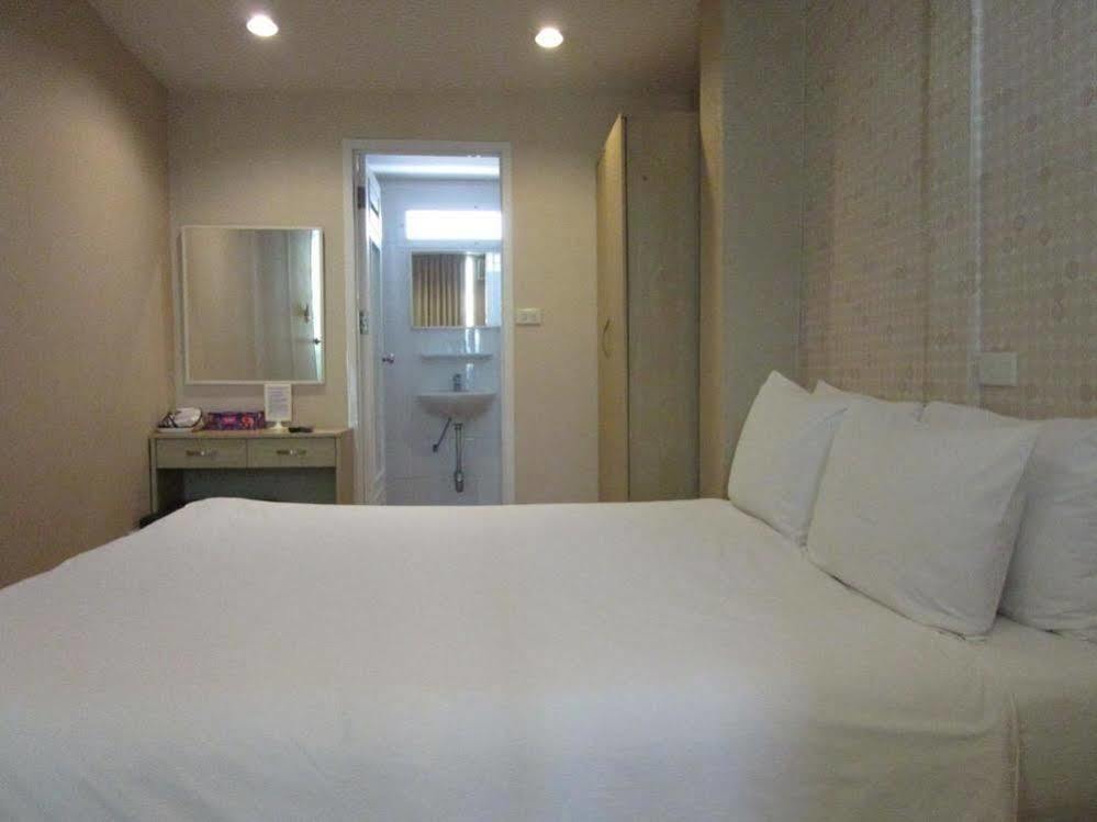 Urban House Hotel Bangkok Ngoại thất bức ảnh